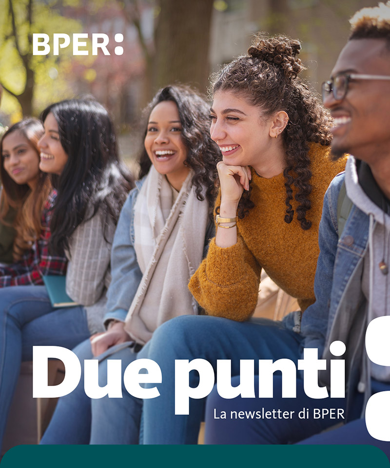 Copertina newsletter con ragazzi e ragazze che parlano all'aperto
