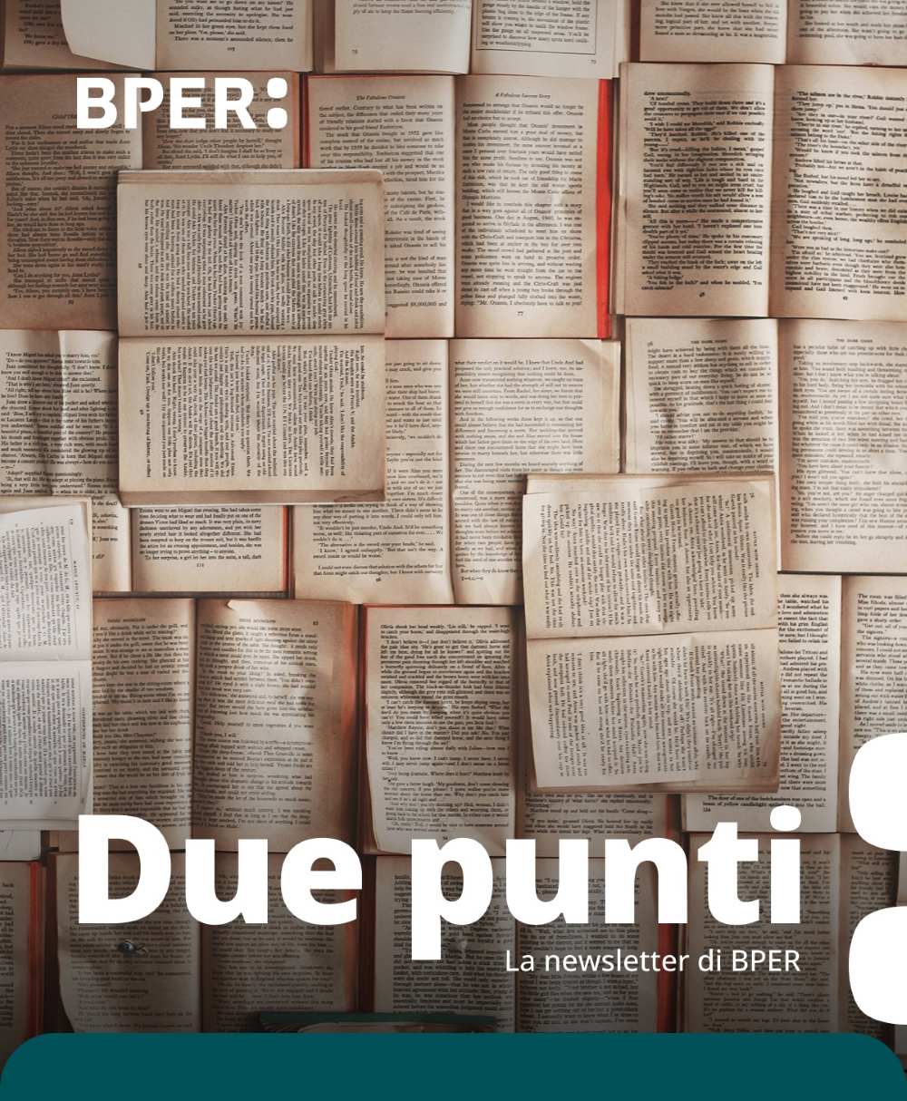Fotografia di tanti libri aperti sul tavolo
