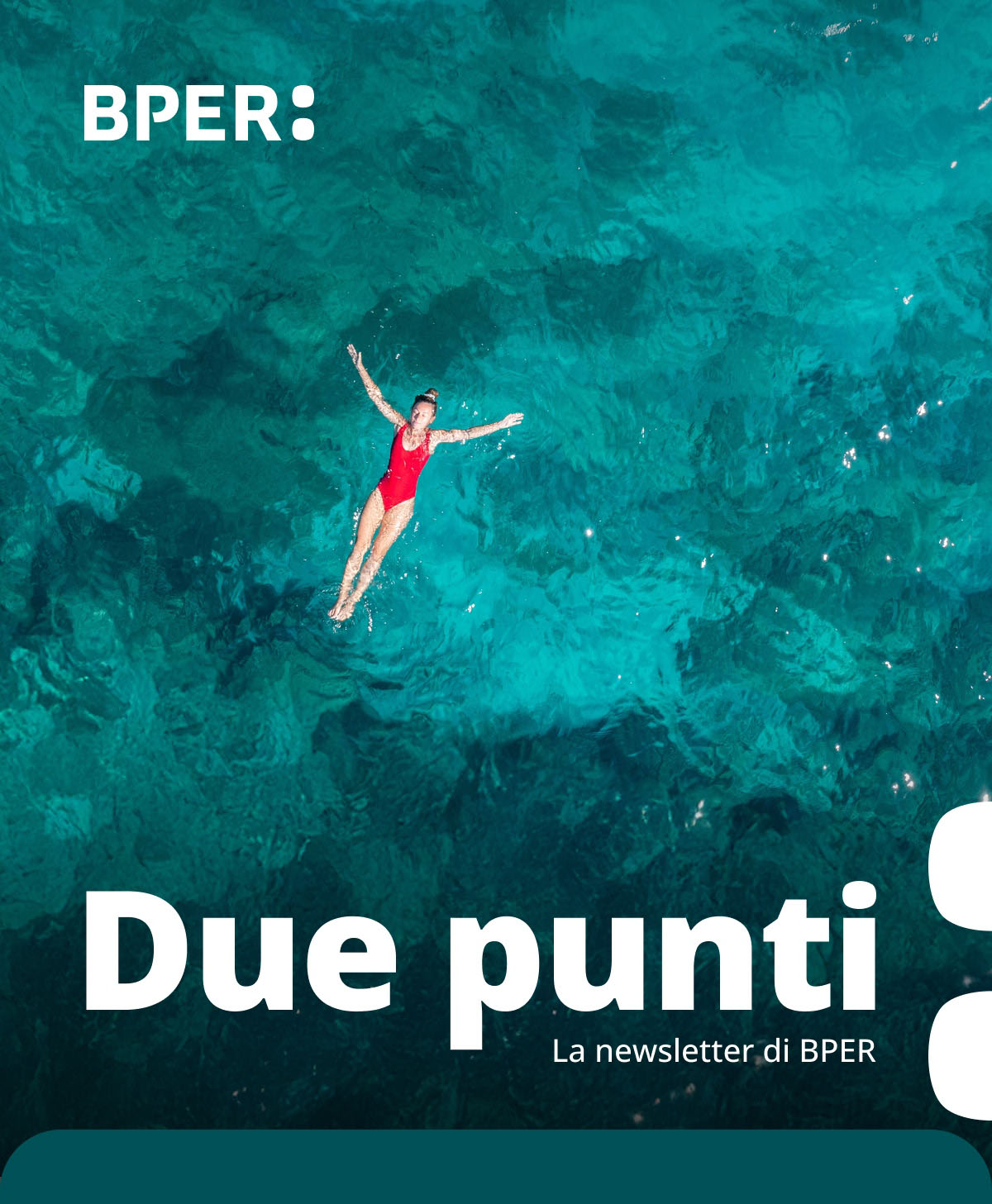 Ragazza che nuota in mezzo al mare azzurro