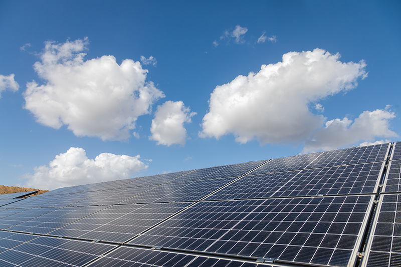 Pannelli fotovoltaici sotto cielo azzurro
