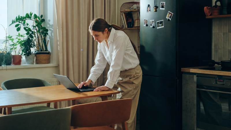 Ragazza in piedi che lavora al pc