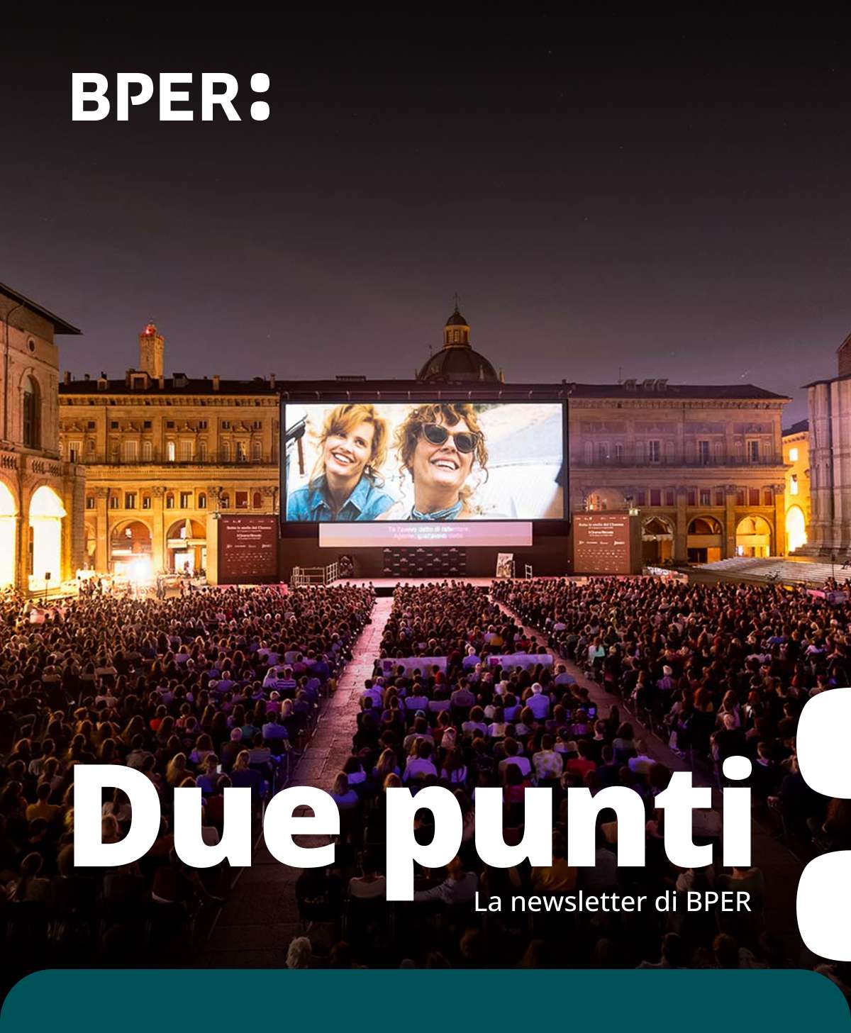 Copertina della newsletter Due punti dedicata ai territori con una proiezione di un film all'aperto