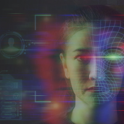 Volto di donna visto al pc