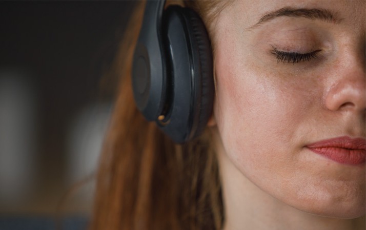 Ragazza che indossa delle cuffie per ascoltare