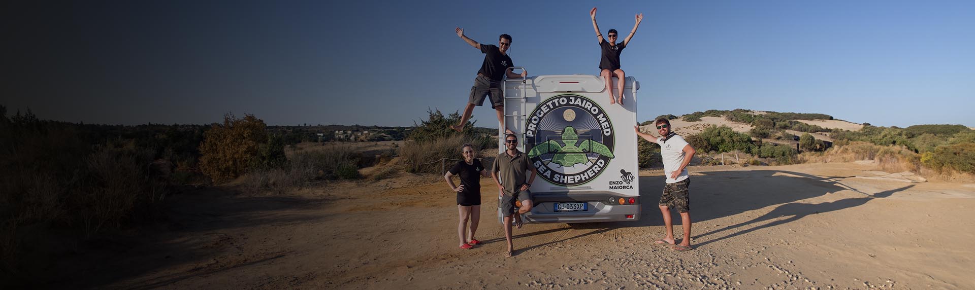 Volontari davanti a un camper del progetto Jairo Med