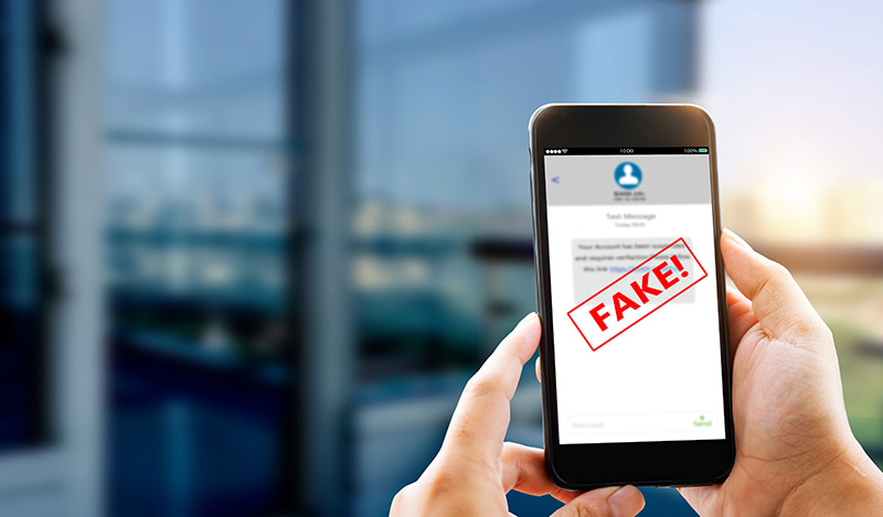 Smartphone con indicazione di un messaggio falso